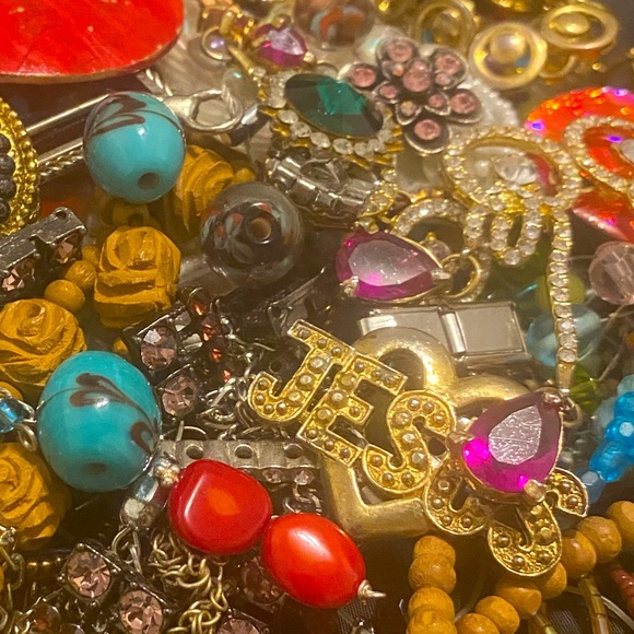 1.8lb jewellery bag lot of craft items - Picture 2 of 4